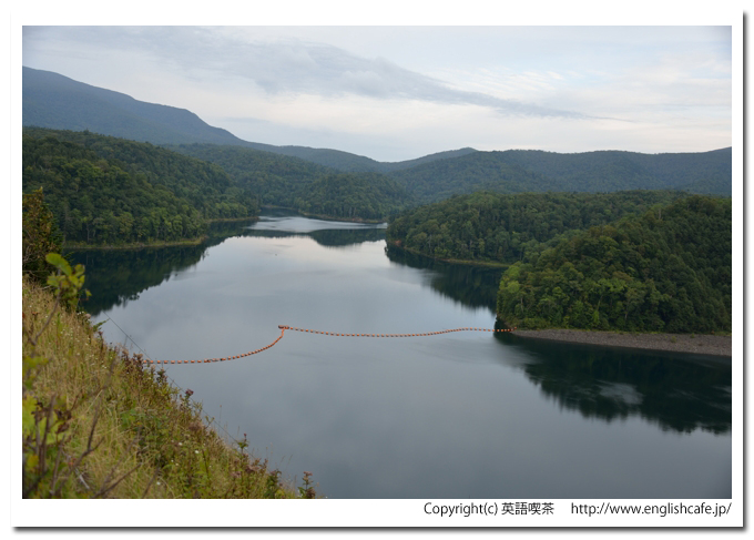 緑ダム、緑ダムのダム湖を上からみたところ（北海道清里町）