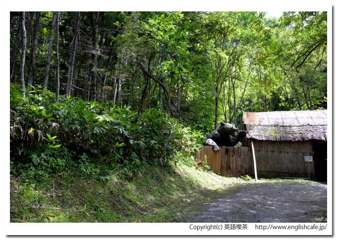 三毛別ヒグマ事件復元現地、民家とそれを襲うところを復元したところ（北海道苫前郡苫前町）
