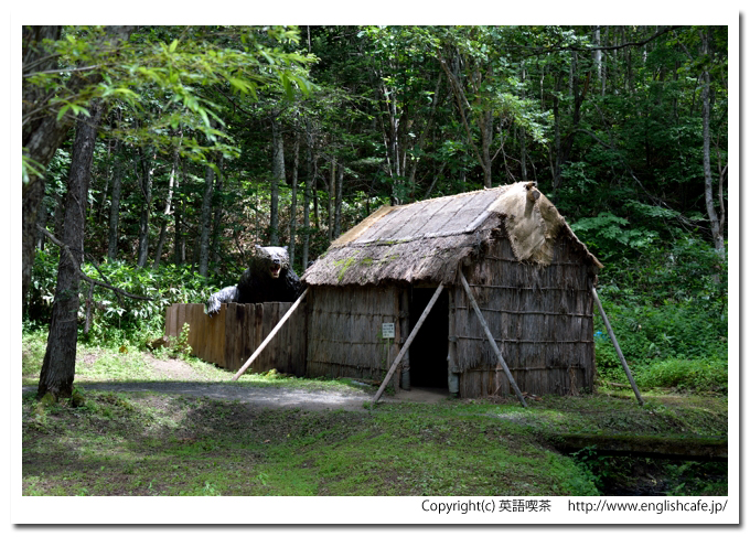 三毛別ヒグマ事件復元現地、民家とそれを襲うところを復元したところを反対側から（北海道苫前郡苫前町）