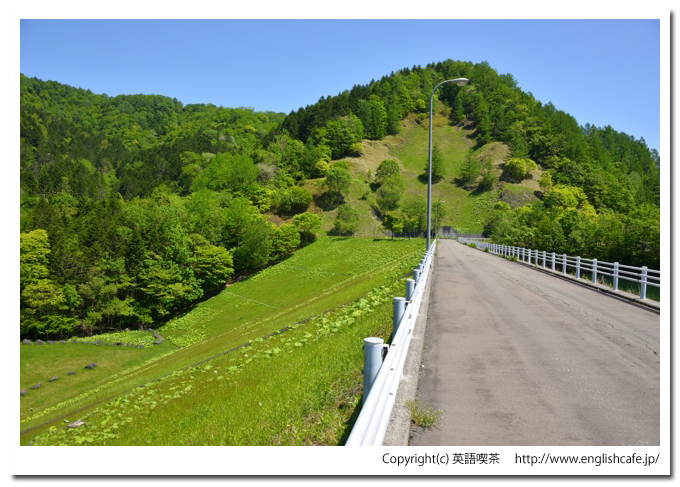三石ダム、三石ダムの堤体と天端（北海道日高郡新ひだか町）