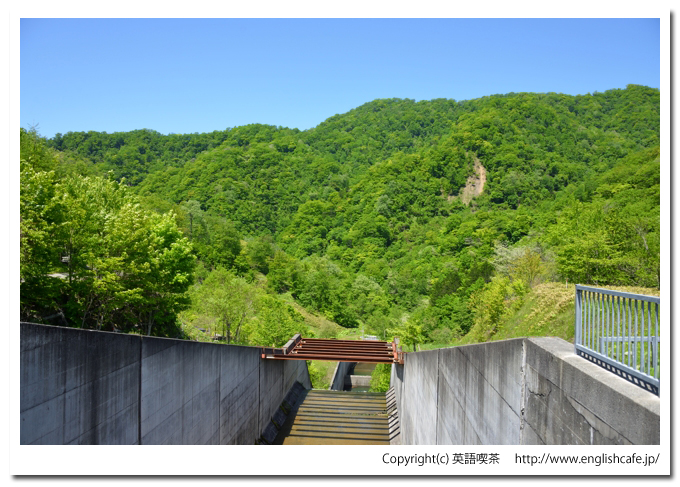 三石ダム、三石ダムの洪水吐と減勢工（北海道日高郡新ひだか町）