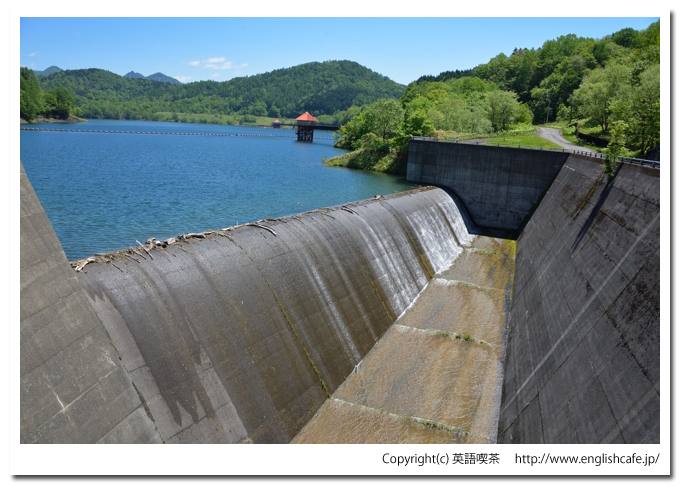 三石ダム、三石ダムの湖と洪水吐（北海道日高郡新ひだか町）