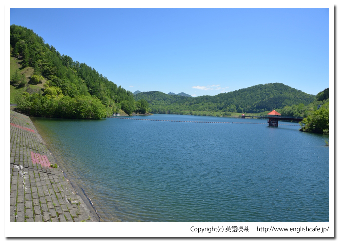 三石ダム、三石ダムの堤体とダム湖（北海道日高郡新ひだか町）