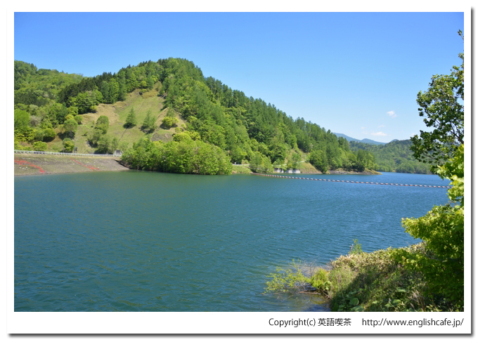 三石ダム、三石ダムの堤体とダム湖を別方向から（北海道日高郡新ひだか町）