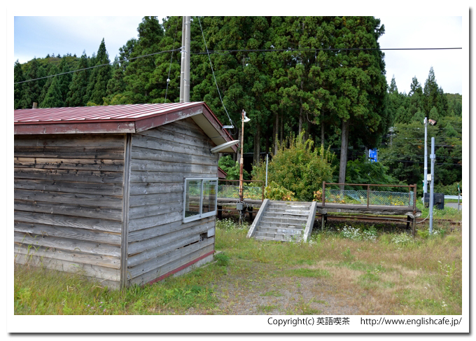 宮越駅（旧江差線）、旧宮越駅舎とホーム入口階段（北海道檜山郡上ノ国町）