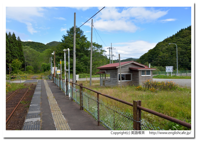 宮越駅（旧江差線）、旧宮越駅ホームから見る旧駅舎（北海道檜山郡上ノ国町）