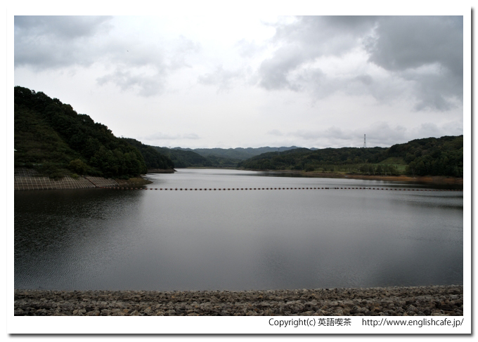 瑞穂ダム、瑞穂ダムの天端とダム湖（北海道安平町）