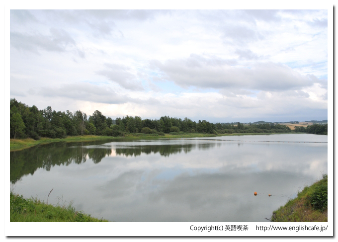 水沢ダム、ダム湖の様子を少し方角を変えて（北海道上川郡美瑛町）