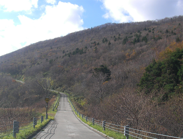 茂津多岬灯台への林道入り口（北海道島牧郡島牧村）
