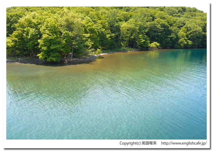 中島（洞爺湖）、観音島の浅い湖面（北海道有珠郡壮瞥町）