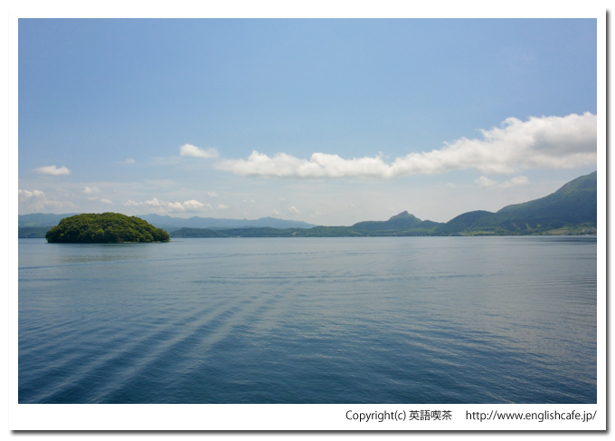中島（洞爺湖）、中島から見る饅頭島と昭和新山（北海道有珠郡壮瞥町）
