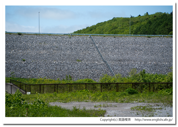 南部坂ダムの提体をアップで（北海道北斗市）
