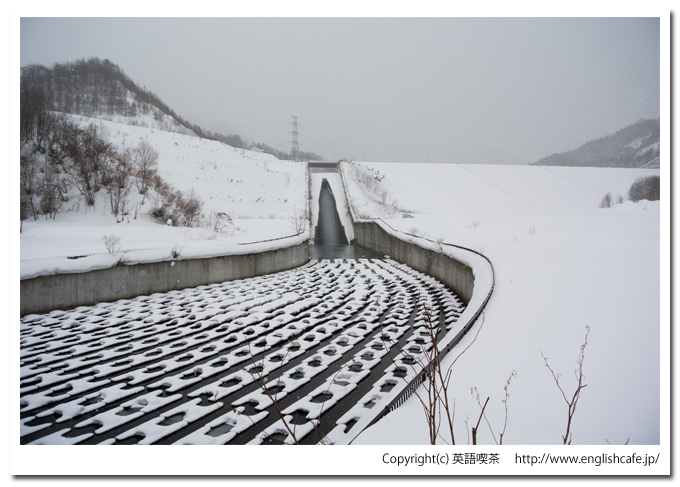 雪景色の濁川ダムの放水（北海道森町）
