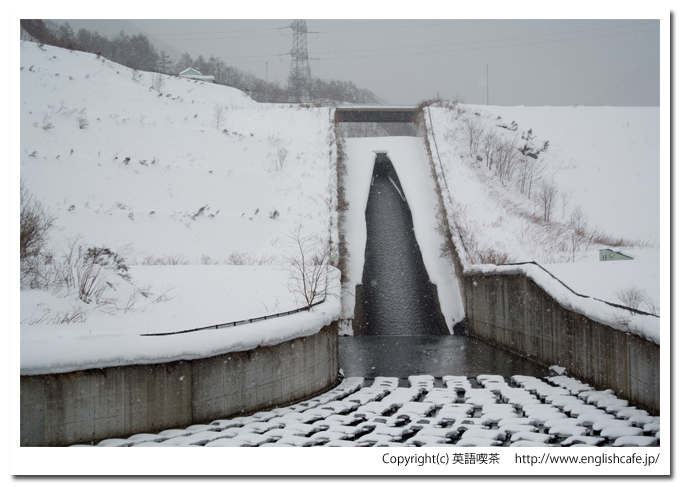 雪景色の濁川ダムの放水（北海道森町）