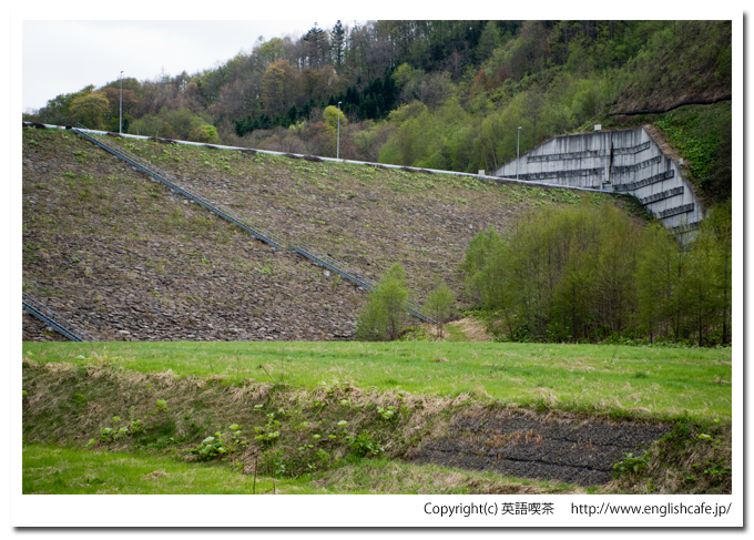 春の濁川ダム堤体前アップ（北海道森町）