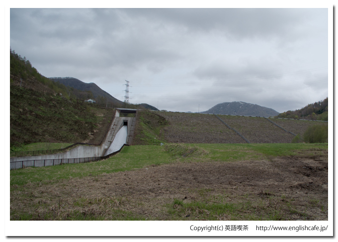 春の濁川ダム堤体前左側（北海道森町）