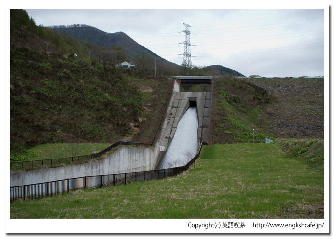 春の濁川ダム堤体前洪水溝（北海道森町）