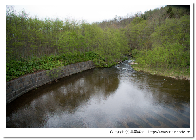 春の濁川ダム堤体前の川（北海道森町）