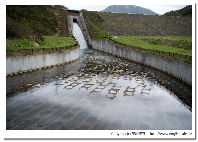 春の濁川ダム洪水溝の上から（北海道森町）