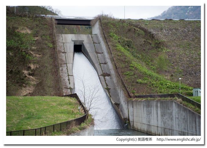春の濁川ダム洪水溝のアップ（北海道森町）