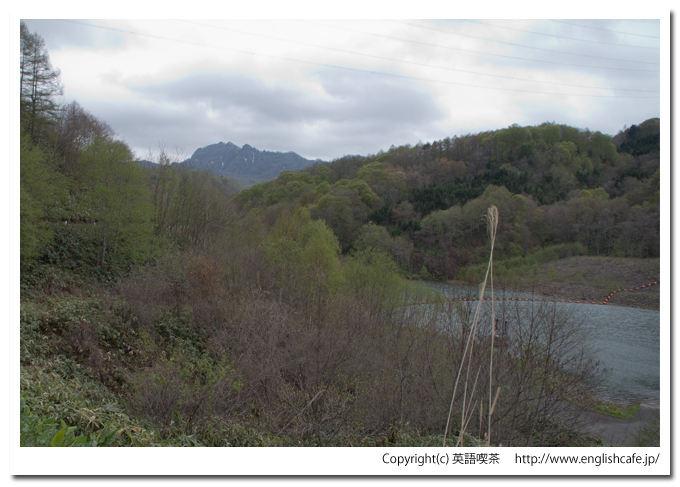 春の濁川ダムのダム湖奥側（北海道森町）