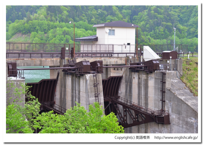 新冠ダム、新冠ダムの堤体をクローズアップ（北海道新冠郡新冠町）