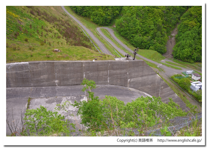 新冠ダム、洪水吐の導流部（北海道新冠郡新冠町）