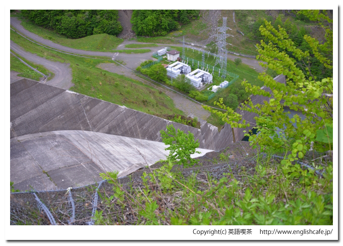 新冠ダム、洪水吐の導流部と減勢工（北海道新冠郡新冠町）