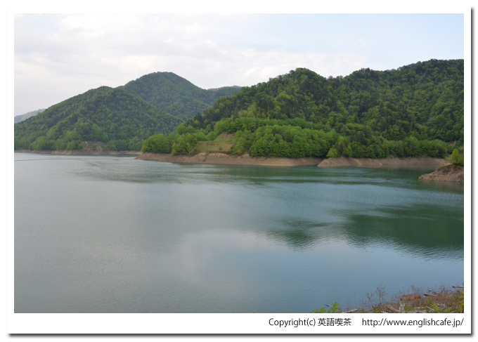 新冠ダム、堤体付近からのダム湖（北海道新冠郡新冠町）