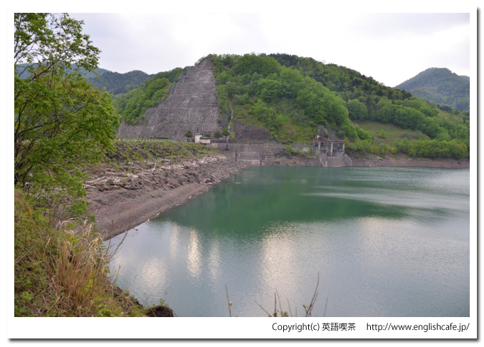 新冠ダム、天端を渡った側からのダム湖風景（北海道新冠郡新冠町）