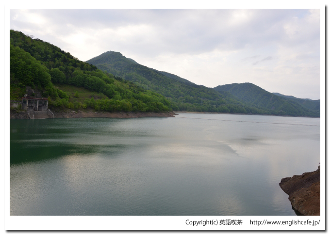 新冠ダム、ダム湖の奥側の風景（北海道新冠郡新冠町）