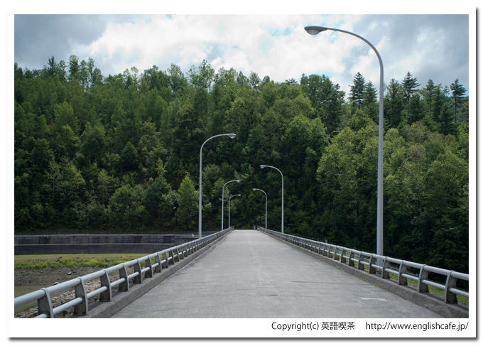 日新ダム、天端から（北海道上富良野町）