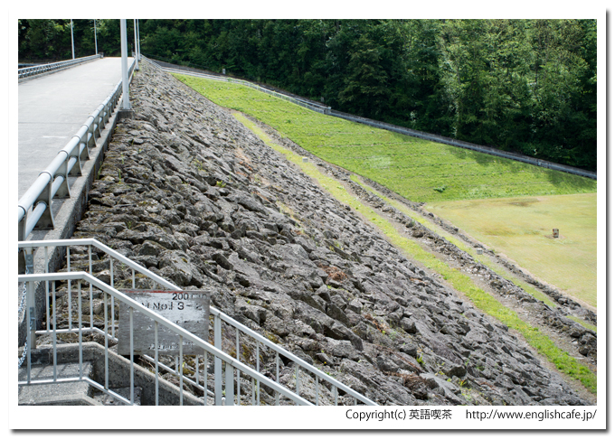 日新ダム、ダムの下流域がわ（北海道上富良野町）