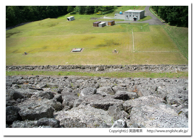 日新ダム、ダムの下流域がわのロックの様子（北海道上富良野町）
