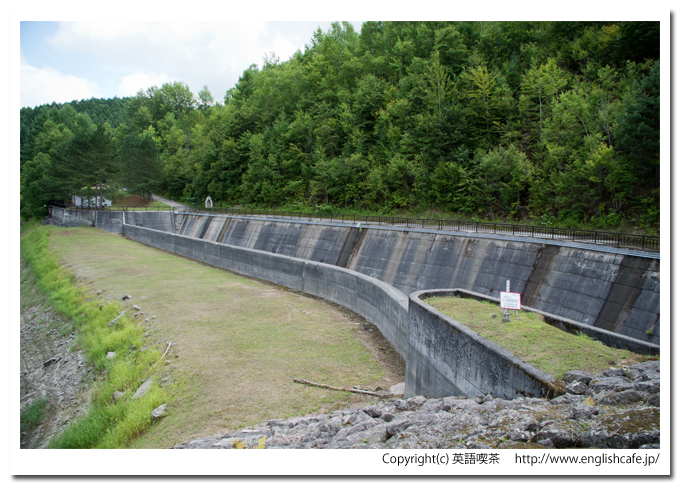 日新ダム、右端へ移動、洪水吐（北海道上富良野町）