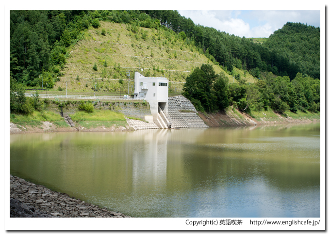 日新ダム、ダム湖と管理棟（北海道上富良野町）