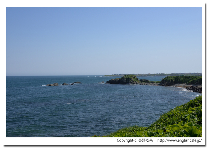 納沙布岬との納沙布岬灯台（北海道根室市）、納沙布岬の海岸から
