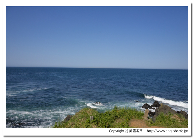納沙布岬との納沙布岬灯台（北海道根室市）、納沙布岬灯台からの海岸
