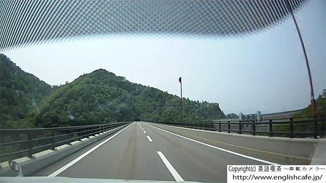 糠平ダム、トンネル出口からの糠平ダム（北海道上士幌町）
