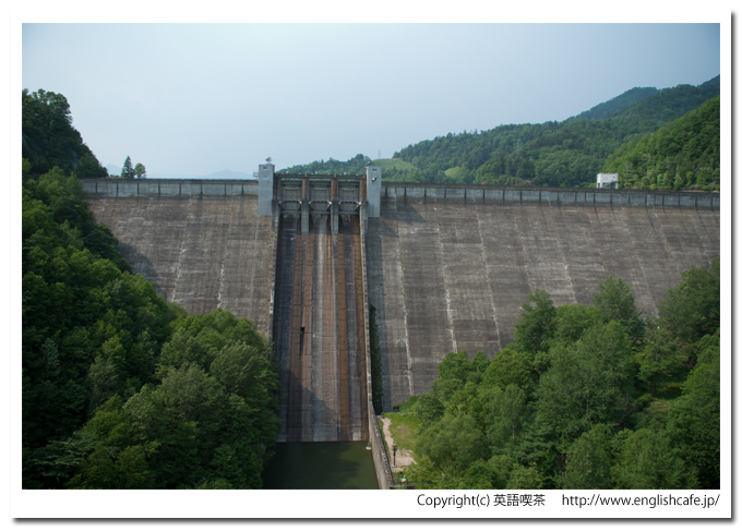 糠平ダム、堤体の前から（北海道上士幌町）