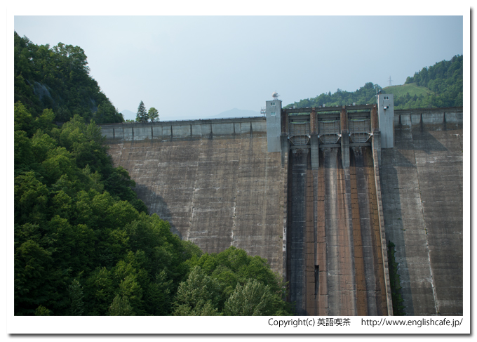 糠平ダム、堤体の前左側（北海道上士幌町）
