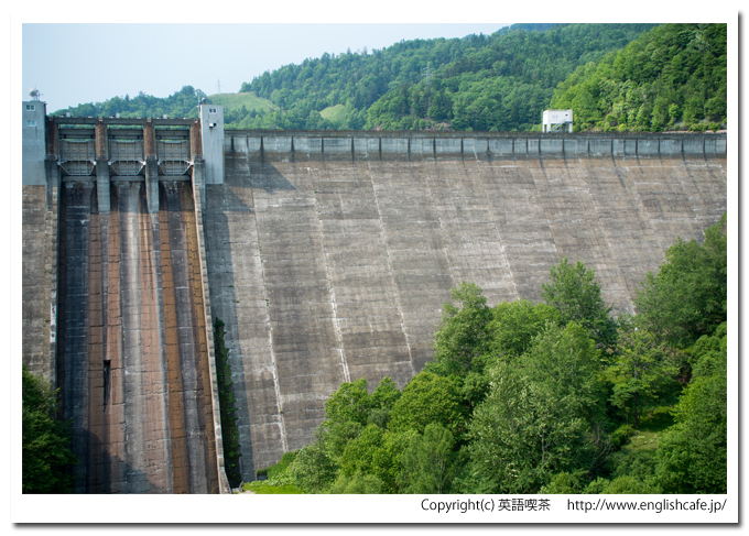 糠平ダム、堤体の前右側へ（北海道上士幌町）