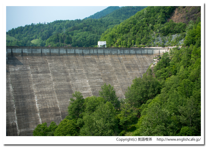 糠平ダム、堤体の前右端へ（北海道上士幌町）
