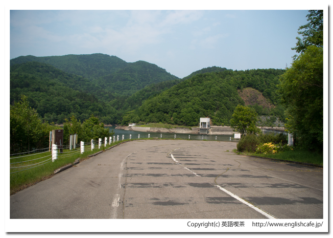 糠平ダム、堤体上への道（北海道上士幌町）