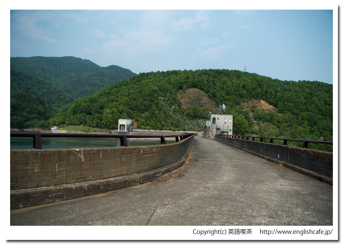 糠平ダム、堤体上（北海道上士幌町）