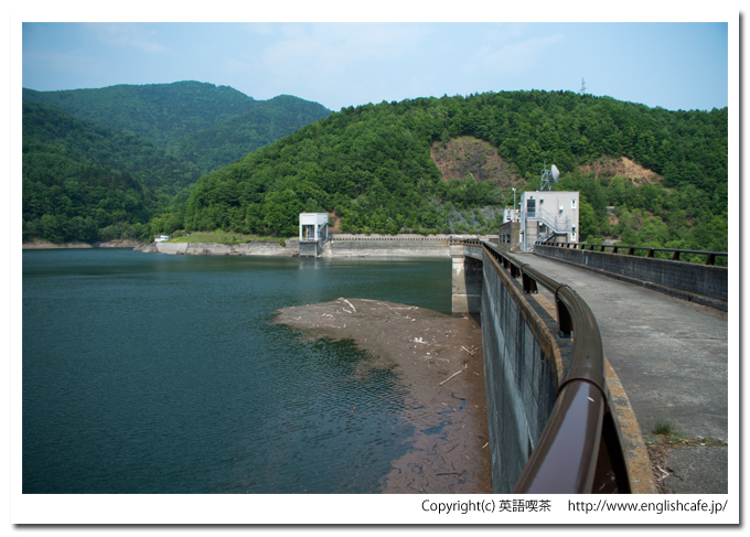 糠平ダム、堤体上とダム湖（北海道上士幌町）