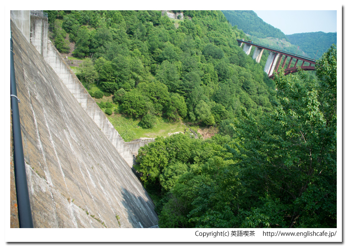糠平ダム、堤体上から下を（北海道上士幌町）