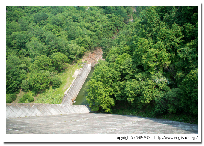 糠平ダム、堤体上から下を見ます（北海道上士幌町）