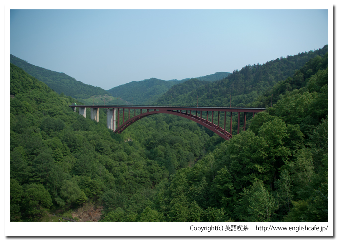 糠平ダム、天端から見る赤い橋（北海道上士幌町）