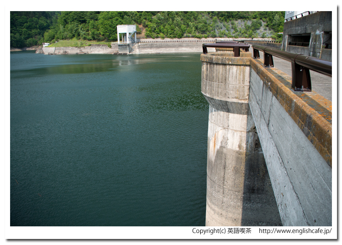 糠平ダム、天端の出っ張りとダム湖（北海道上士幌町）